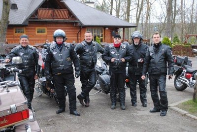 Pierwszy posiłek w Zajeździe pod Dębami i pamiątkowe zdjęcia