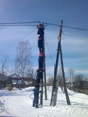 elektrycy_na_slupie.jpg