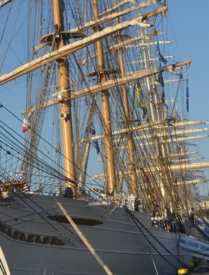 mój ulubiony, przyjazny żaglowiec Cisne Branco z Brazylii. Okroiłam go na maxa , nie chciał się zmieścic w całości na forum KBM
