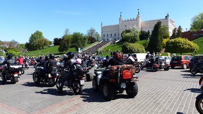 Wujek sunie na Harym