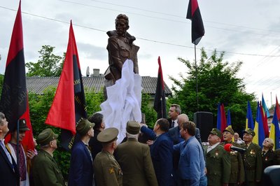 pomnik_bandyty.jpg